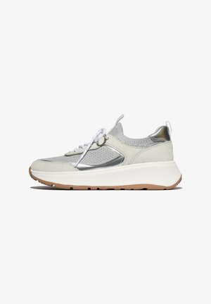 Lichtgrijze sneaker van mesh en suède met metalen accenten, witte veters en een dikke, beige rubberen zool. Heeft een modern ontwerp.