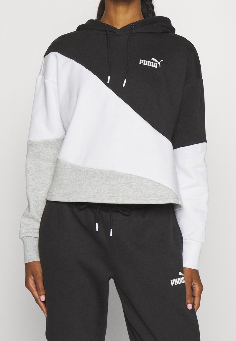 Hoodie med svarta, vita och grå paneler, tillverkad av mjukt material. Ikonisk Puma-logotyp på bröstet och detalj på sidofickan.