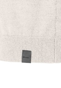 Helles graues Strickpullover mit geripptem Saum und einem kleinen schwarzen Stoffetikett mit dem Markennamen. Weicher Griff und klassisches Design.