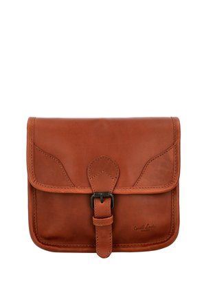 Bruine leren tas met een klep, voorzien van een gestikte design, een gesp sluiting en een geperste branding rechtsonder.