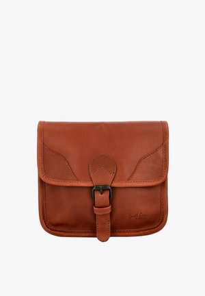 Braune Ledertasche mit Klappe, ausgestattet mit einem genähten Design, einer Schnallenverschluss und geprägtem Markenlogo unten rechts.