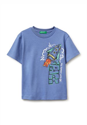 T-shirt bleu pour enfants avec un motif coloré d'une fusée et le texte "Ma vie drôle dans l'espace" sur le côté droit devant.