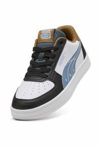 Sneaker noir et blanc avec des accents bleus, surface texturée, boîte à orteils perforée et languette marron. Doté d'un système de laçage élégant et de branding.