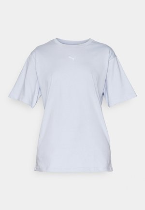 T-shirt in cotone azzurro chiaro con maniche corte, colletto rotondo e logo bianco ricamato sul petto. Texture liscia e vestibilità comoda.