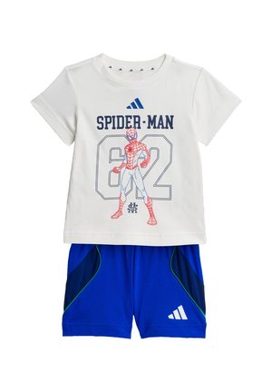 Biała koszulka Spider-Man z niebieskim numerem 82 i niebieskim logo Adidas, zestawiona z niebieskimi szortami z ciemnymi panelami i logo Adidas.