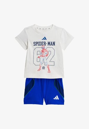 Maglietta bianca di Spider-Man con numero 82 blu e logo Adidas blu abbinata a pantaloncini blu con pannelli scuri e logo Adidas.