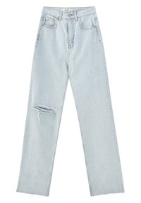 Jean taille haute droit bleu clair avec une déchirure sur la cuisse gauche et des bords effilochés.