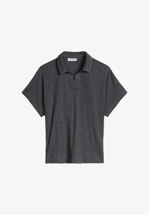 Dunkelgraues kurzärmeliges Poloshirt mit offenem V-Ausschnitt, weicher Stofftextur und lockerer Passform.