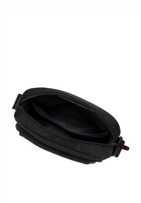 Borsa da viaggio nera con chiusura a cerniera, caratterizzata da un tessuto texturizzato, un ampio interno e una maniglia laterale per una facile portabilità.