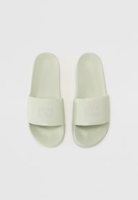 Lys grønn plastisk slidesandal med en bred stropp som har en subtil preget logo. Glatt tekstur og avrundede kanter for komfort.