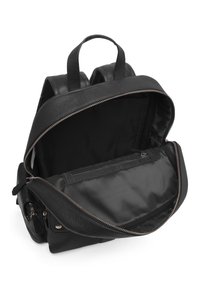 Černý kožený batoh s uzavíratelným zipem, který má měkkou texturu, vnitřní zipovou kapsu a dvojité ramenní popruhy pro nošení.