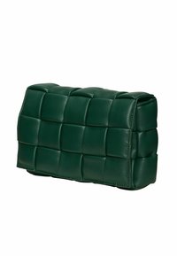 Zelena kožna torbica za večernje izlaske s kviltanim dizajnom, mekom teksturom, pravokutnim oblikom i vidljivim šavovima duž rubova.