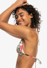 Bikini top met een driehoekige vorm, voorzien van een bloemenpatroon in levendig roze, groen en zwart. Knoopjes in de nek en op de rug. Zachte stoftextuur.