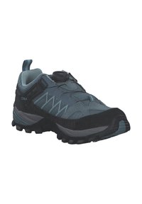 Zapato de senderismo en gris y negro que presenta un upper texturizado, cierre ajustable con dial y una suela resistente con profundos patrones para tracción.