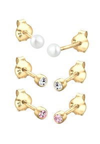Goldene Steckerohrringe in drei Varianten: eine mit einer weißen Perle und zwei mit funkelnden Kristallen (klar und pink). Glatte Metalloberfläche.