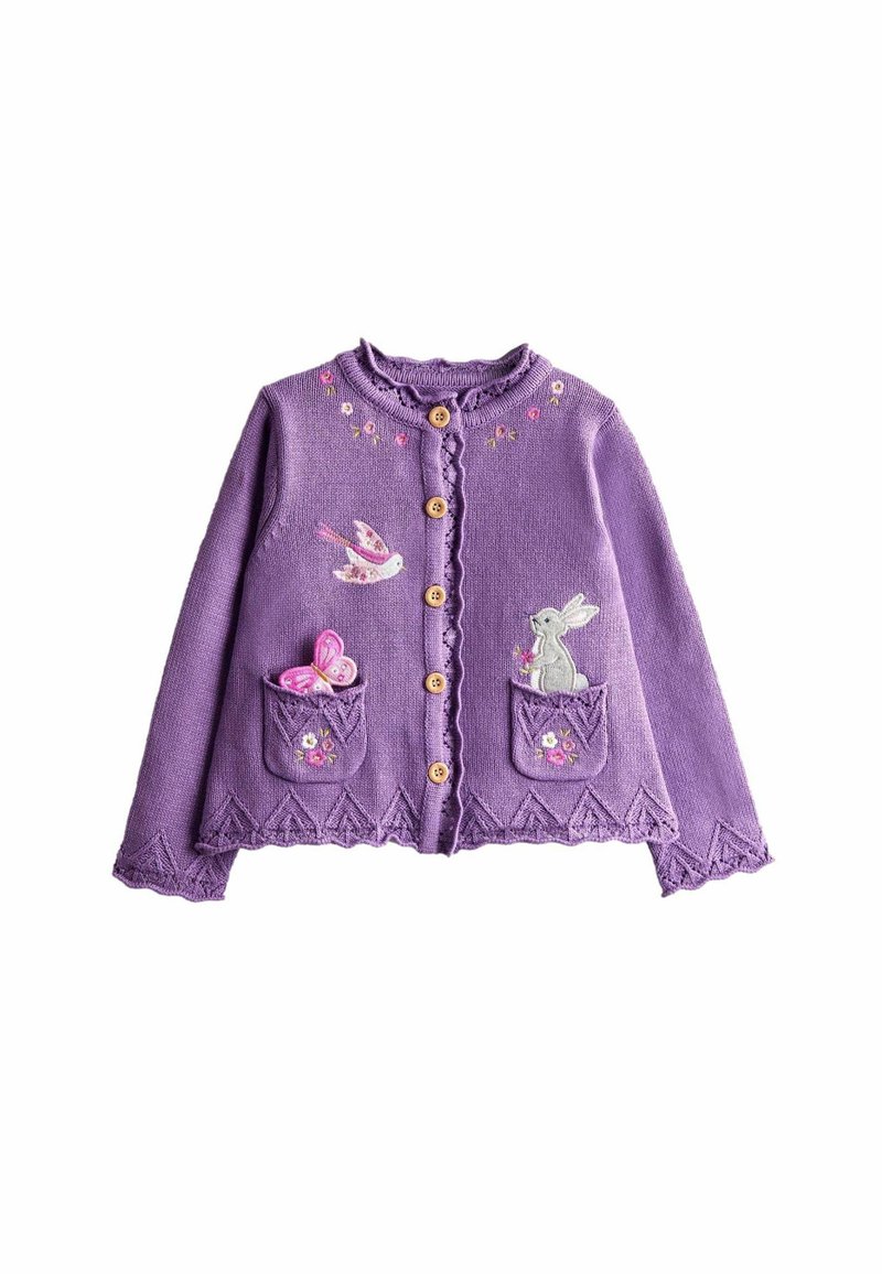 Lila gestrickte Strickjacke mit gestickten Vögeln und einem Hasen, gewelltem Saum und Knopfverschluss, versehen mit zwei Taschen, die blumige Akzente zeigen.