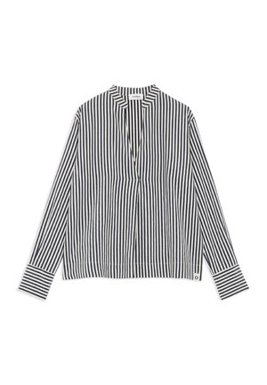 Chemise à manches longues avec rayures verticales noires et blanches, larges poignets, et col en V sans boutons.