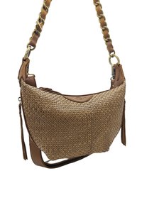 Sac à main tressé marron à forme arrondie, présentant un fond en cuir lisse et une bandoulière en chaîne tressée. Accents de pompon remarquables.