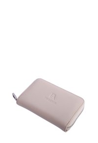 Cartera beige claro con cremallera, hecha de cuero liso, con el logo "DON ALGODON" en relieve en el frente.