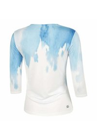 Camisa de manga larga en tejido ligero, presenta un patrón de teñido anudado en degradado de azul cielo y blanco, textura suave y cuello redondo.