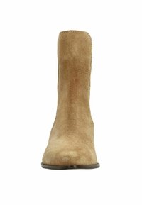 Bottine en suède beige avec un bout légèrement pointu et une silhouette ajustée. Fini lisse avec des détails de coutures minimes. Semelle plate.