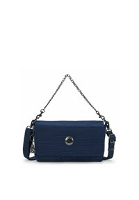 Borsa a tracolla texture blu navy con catena, dotata di un logo metallico circolare e tracolla regolabile. Forma rettangolare.