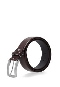 Bruine leren riem met een gladde afwerking, voorzien van een zilveren metalen gesp en meerdere gaatjes voor maat aanpassing.