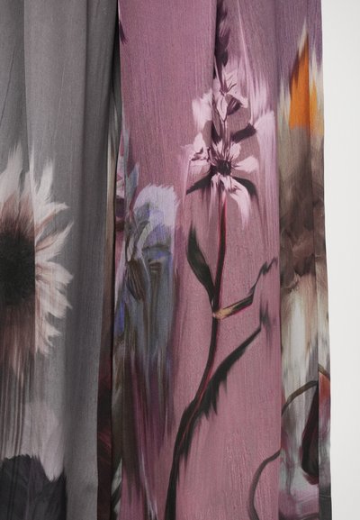 Tessuto con motivo floreale caratterizzato da vivaci tonalità di rosa e viola, con accentuazioni grigie e nere. Texture morbida e fluida e strati semi-trasparenti.