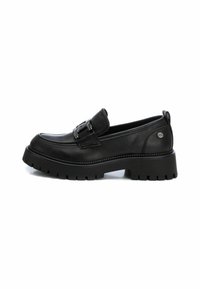 Mocasines de cuero negro con punta redondeada, que presentan una hebilla metálica decorativa y una suela gruesa y texturizada para mayor agarre.