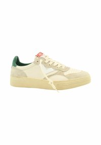 Sneaker bianca e beige con un accento verde sul tallone, realizzata in materiale scamosciato e pelle, suola in gomma testurizzata, punta forata e chiusura con lacci.