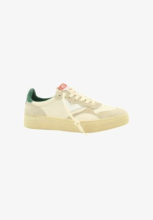Sneaker bianca e beige con un accento verde sul tallone, realizzata in materiale scamosciato e pelle, suola in gomma testurizzata, punta forata e chiusura con lacci.