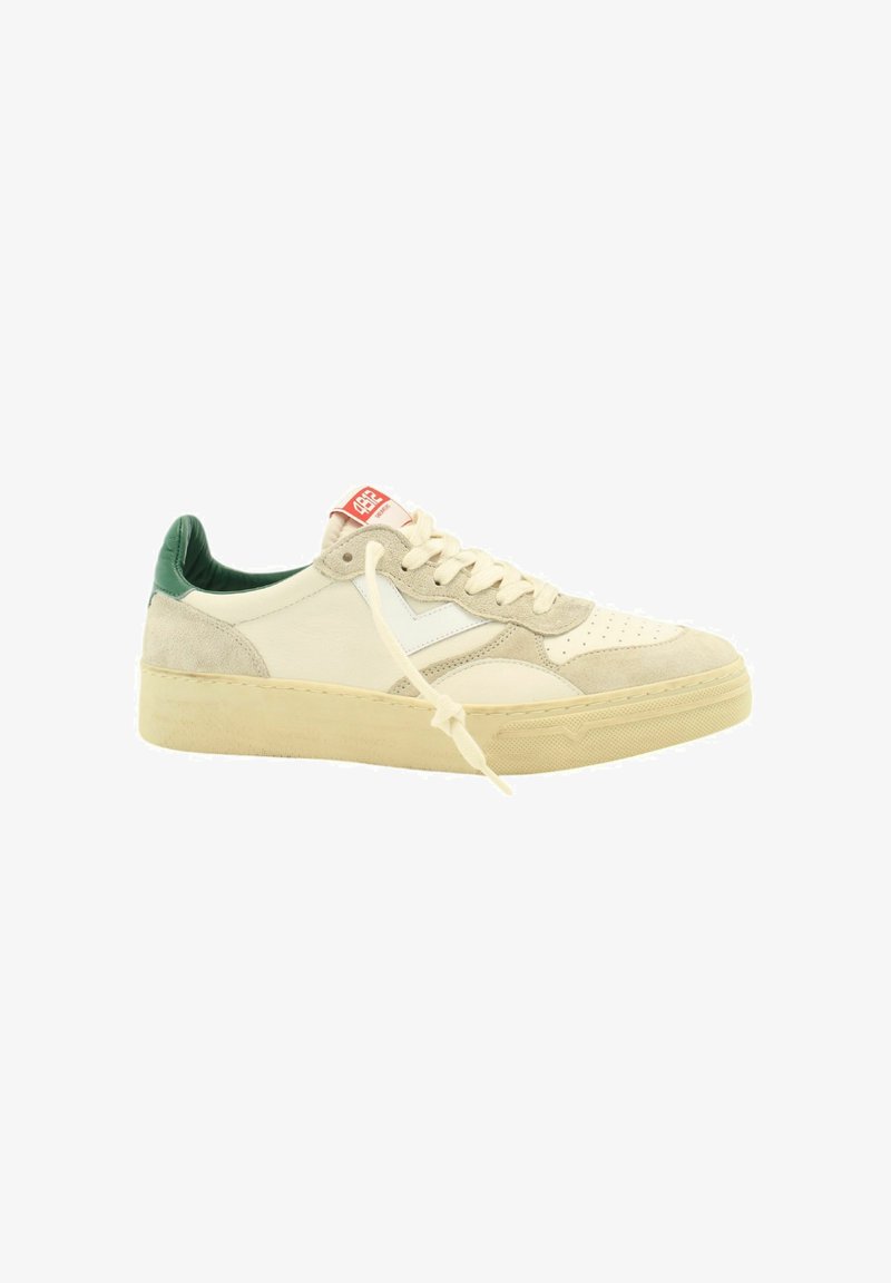 Sneaker bianca e beige con un accento verde sul tallone, realizzata in materiale scamosciato e pelle, suola in gomma testurizzata, punta forata e chiusura con lacci.