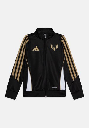 Chaqueta deportiva negra con detalles dorados, cierre de cremallera, cuello alto, tres rayas doradas en las mangas y paneles laterales blancos. Marca AEROREADY.