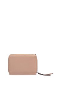 Portafoglio in pelle beige con finitura testurizzata, forma rettangolare, chiusura con zip e un accento laterale con frangetta.