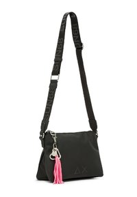Borsa a tracolla nera con ampia cinturino regolabile, caratterizzata dal testo "SUN68", hardware argentato e un charm a nappina rosa appeso alla cerniera.