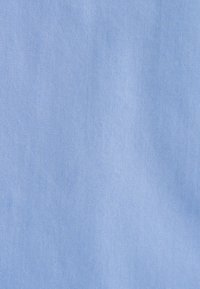 Jasnoniebieska tkanina o drobnej teksturze w układzie diagonalnym, gładkiej powierzchni i jednolitym kolorze w całej tkaninie. Nadaje się do różnych zastosowań tekstylnych.