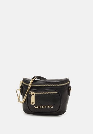 Schwarze, gestepptes Lederhandtasche mit goldenen Beschlägen, die über ein Hauptfach mit Reißverschluss und eine vordere Reißverschlusstasche verfügt. Inklusive abnehmbarem Kettenriemen.