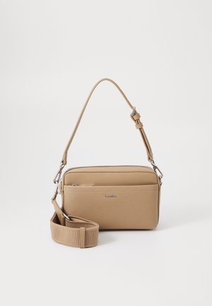 Sac bandoulière rectangulaire beige avec sangle réglable et poche avant, avec un petit logo de marque en métal sur le devant.