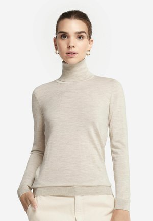 Beige Rollkragenpullover aus einem leichten Strick, mit einer schmalen Silhouette, langen Ärmeln und gerippten Säumen und Bündchen.