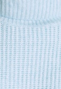 Helles blaues Strickgewebe mit gerippter Textur. Verfügt über vertikale Streifen und wirkt weich, geeignet für angenehmes Tragen.