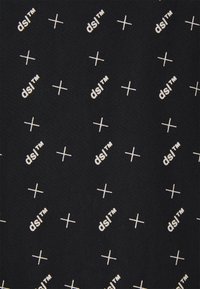 Tessuto nero con un motivo di testo "dsI™" bianco e croci bianche, creando un design ripetuto con una texture liscia.