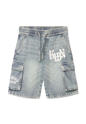 Pantaloncini cargo in denim azzurro chiaro con vita elasticizzata, coulisse, tasche frontali e scritte bianche in stile graffiti sulla coscia e sulla tasca.