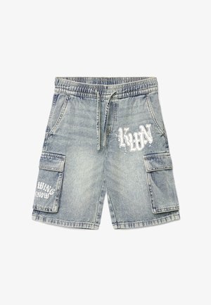 Jasnoniebieskie szorty bojówki z denimu z elastycznym paskiem, sznurkiem do regulacji, przednimi kieszeniami oraz białym tekstem w stylu graffiti na udzie i kieszeni.