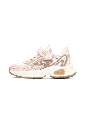 Zapatilla deportiva de color rosa claro con parte superior de malla, superposiciones texturizadas en beige, una correa de velcro y una entresuela acolchada con una sección translúcida.