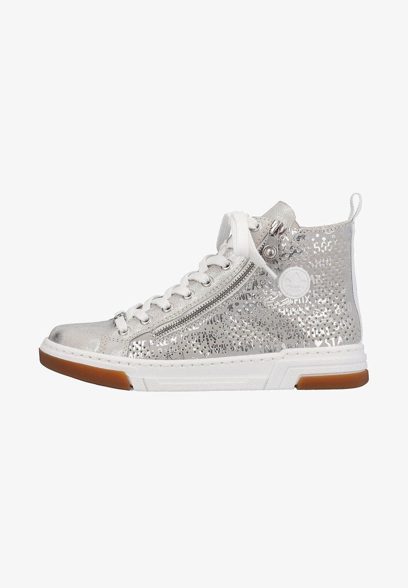 Trampki typu high-top w metalicznym srebrze z perforowanym wzorem, białym sznurowaniem z przodu, bocznym zamkiem błyskawicznym i gumową podeszwą. Akcenty obejmują naszywkę z logo.