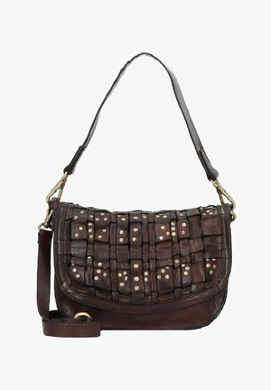 Bruine leren schoudertas met geweven textuur, metalen studs en een lange verstelbare schouderriem. Bevat een gebogen klep en een ritssluiting.