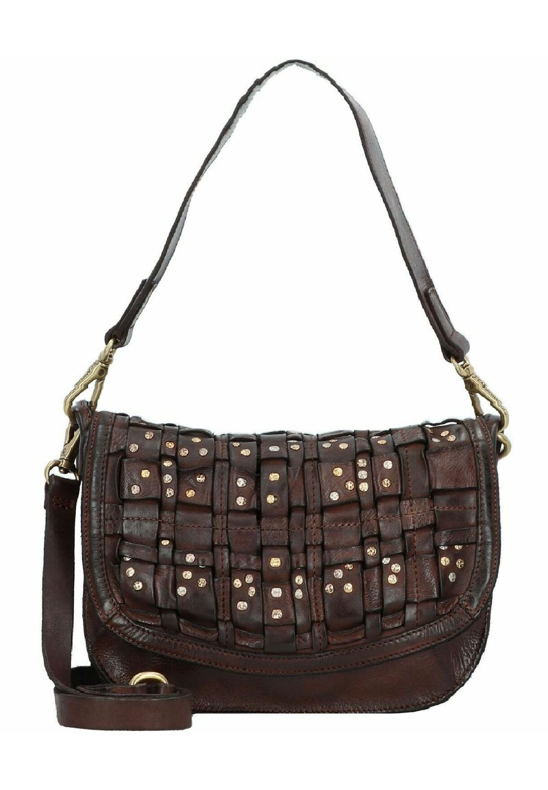 Borsa a tracolla in pelle marrone con texture intrecciata, borchie metalliche e una lunga tracolla regolabile. Presenta un cappuccio curvo e una chiusura con zip.