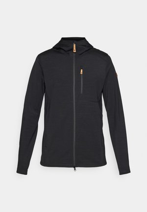 Zwarte jas met capuchon, volledige ritssluiting aan de voorkant en een ritszak op de borst. Kenmerkt zich door een gestructureerde stof en oranje ritshendels.