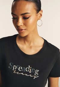 Freddy CON SPREADING LOVE - Camiseta estampada - nero