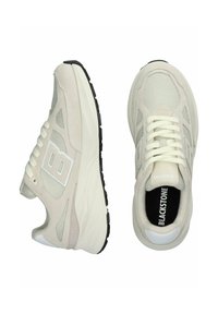 Beige sportovní boty s horní částí z mesh a semiše, gumovou podrážkou a systémem šněrování; obsahují akcenty loga na boku a jazyku.